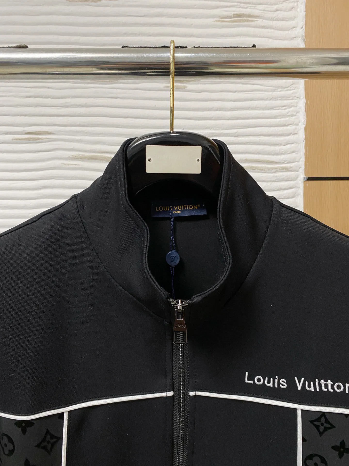 🅿️720 [LV Louis Vuitton] hot-selling suit is coming. Focus on the original version of the official website. 2025 new hot-selling cardigan and sweatshirt suit. The original order is the best. 🇭🇰The meticulous work of top designers. It has a fitting and perfect upper body effect. All-natural high-quality Tencel Roman cotton 100%, close-fitting comfort, noble and elegant! Original hardware embodies elegance and nobility! Counter size: M-3XL (maximum wear up to 190 pounds)
